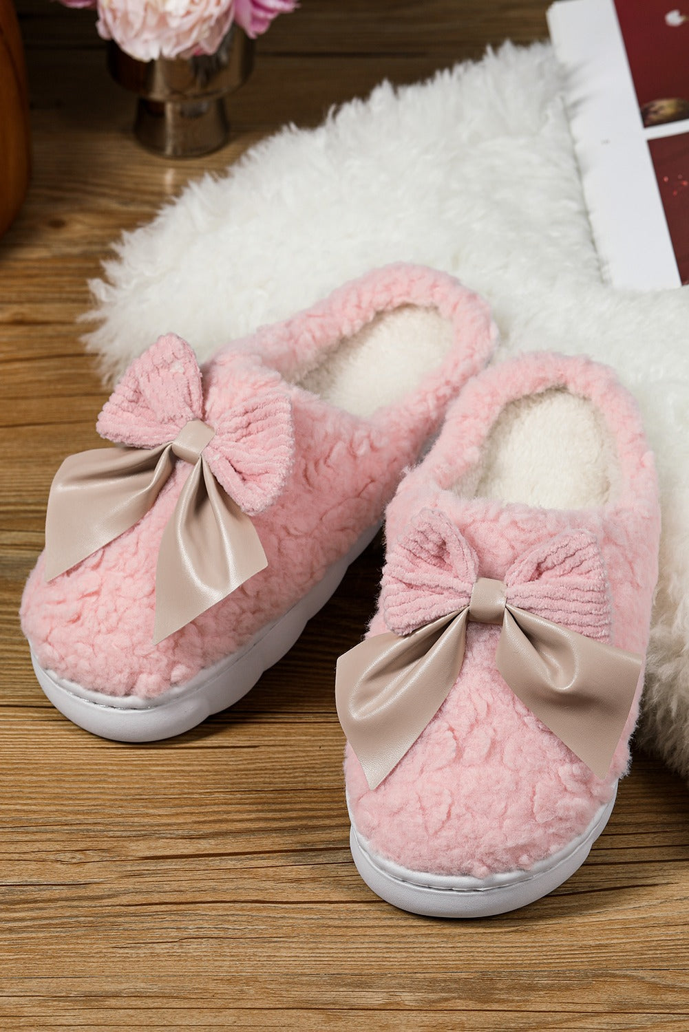 White Contrast Bowknot Applique Plush Winter Slippers (Bow Colors May Differ by Batch)