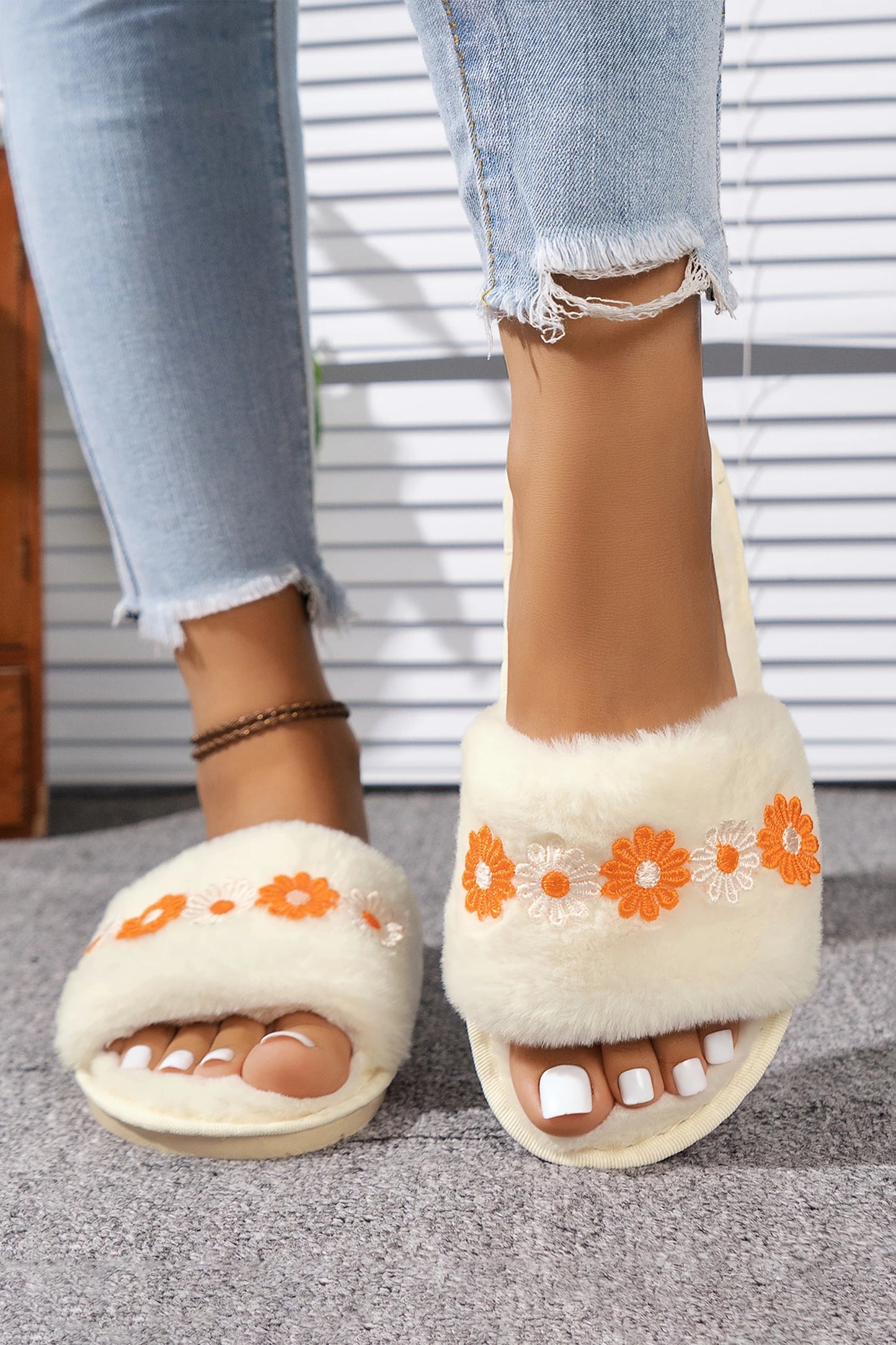 White Cute Daisy Flower Patched Plush Open Toe House Slippers