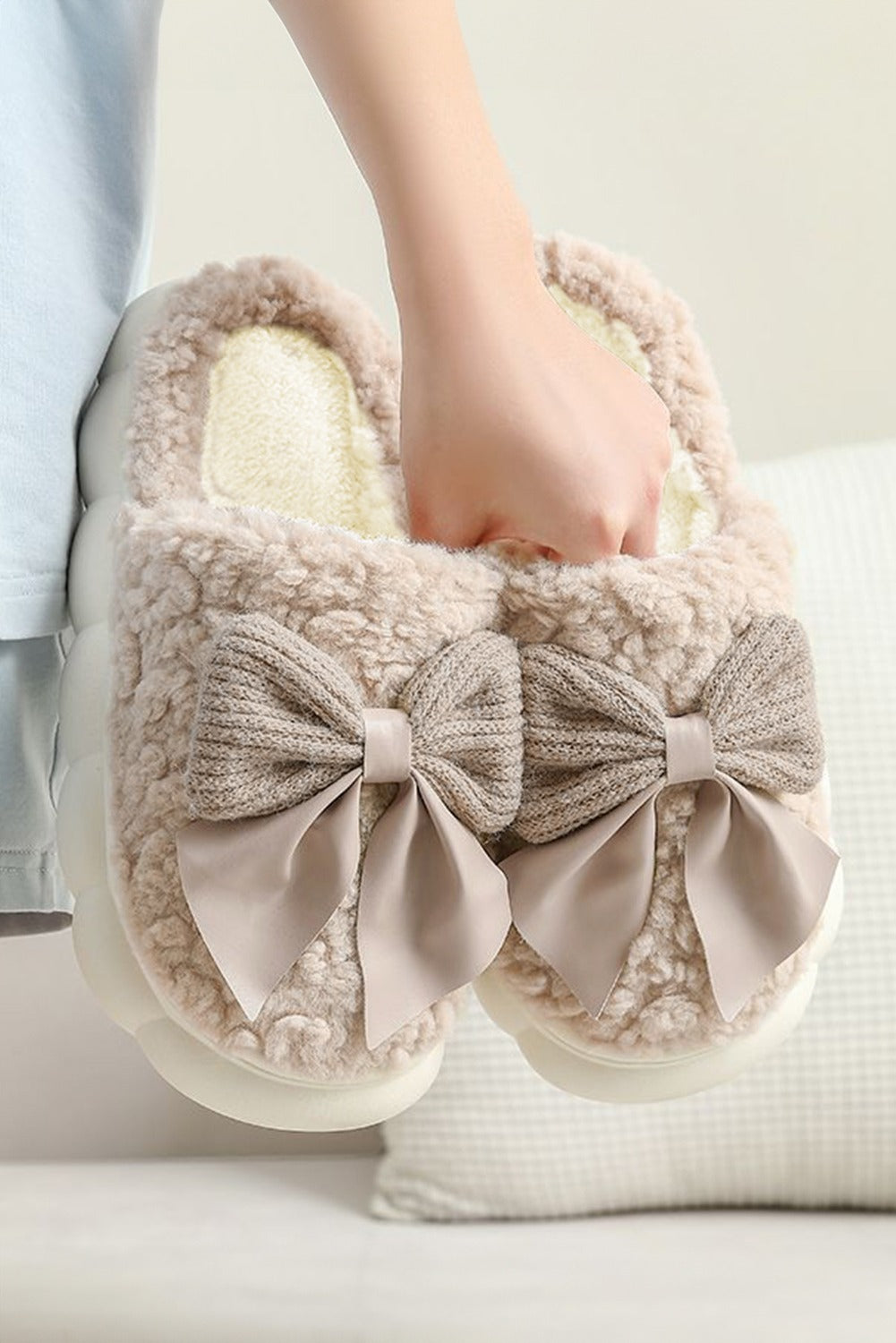 White Contrast Bowknot Applique Plush Winter Slippers (Bow Colors May Differ by Batch)