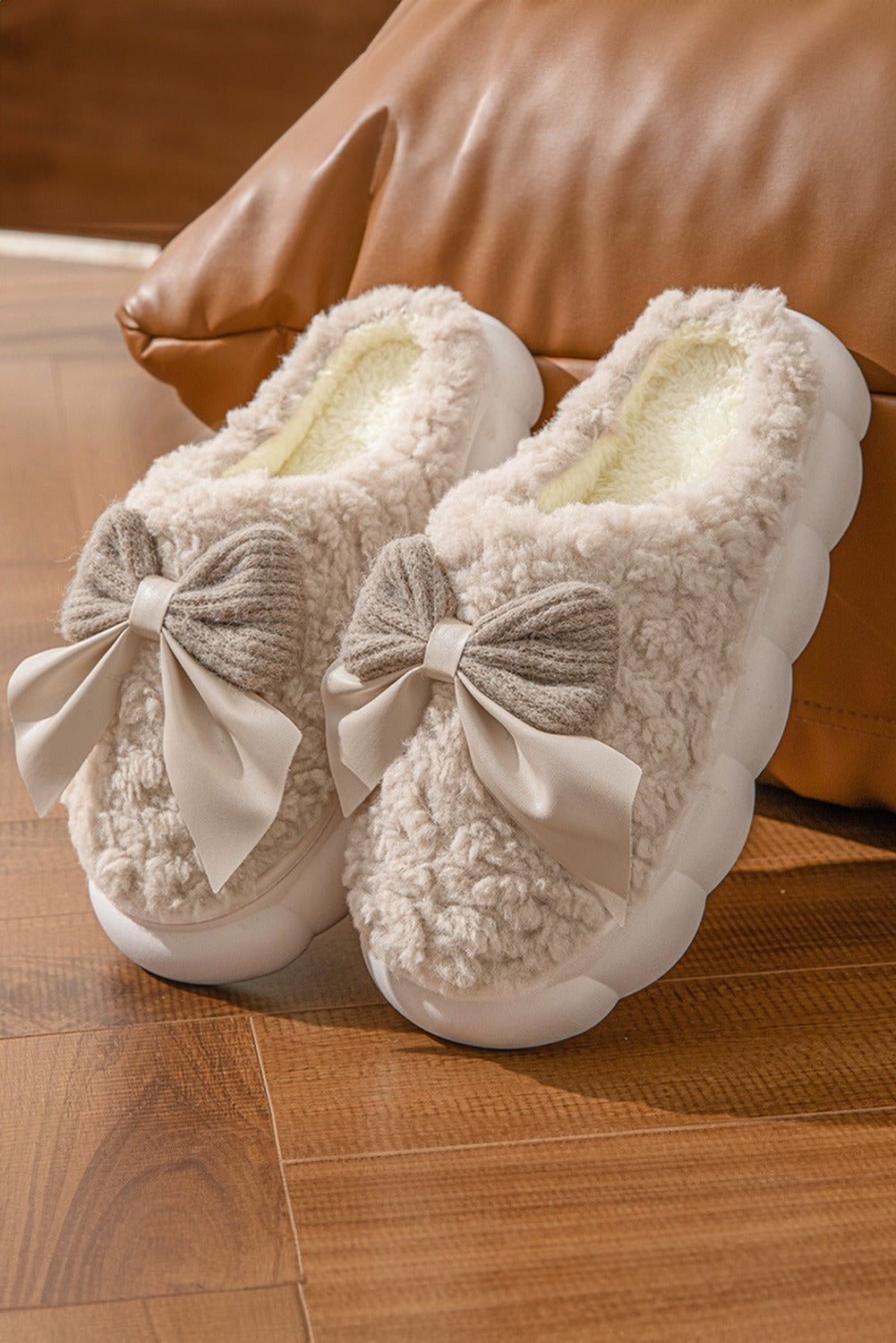 White Contrast Bowknot Applique Plush Winter Slippers (Bow Colors May Differ by Batch)