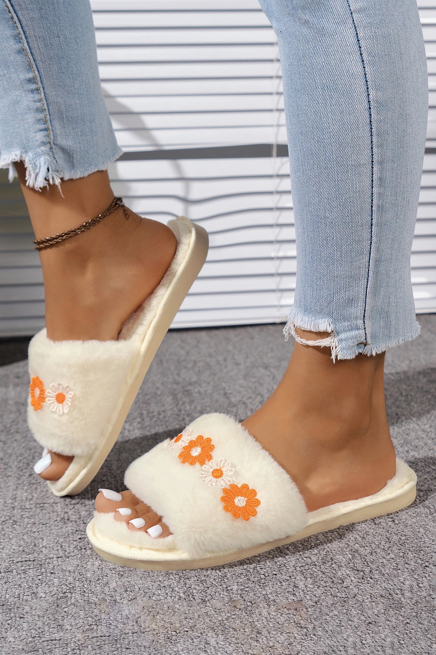 White Cute Daisy Flower Patched Plush Open Toe House Slippers