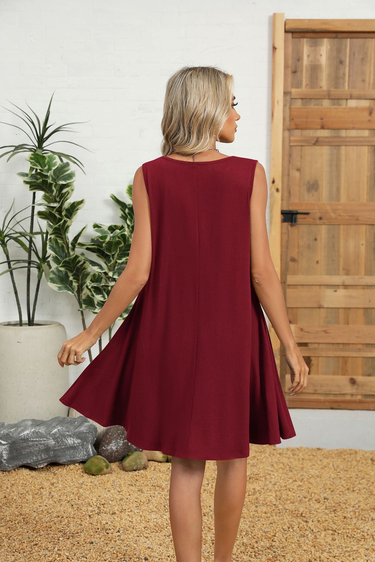 Sleeveless Summer Dress with Keyhole Neck and Pockets