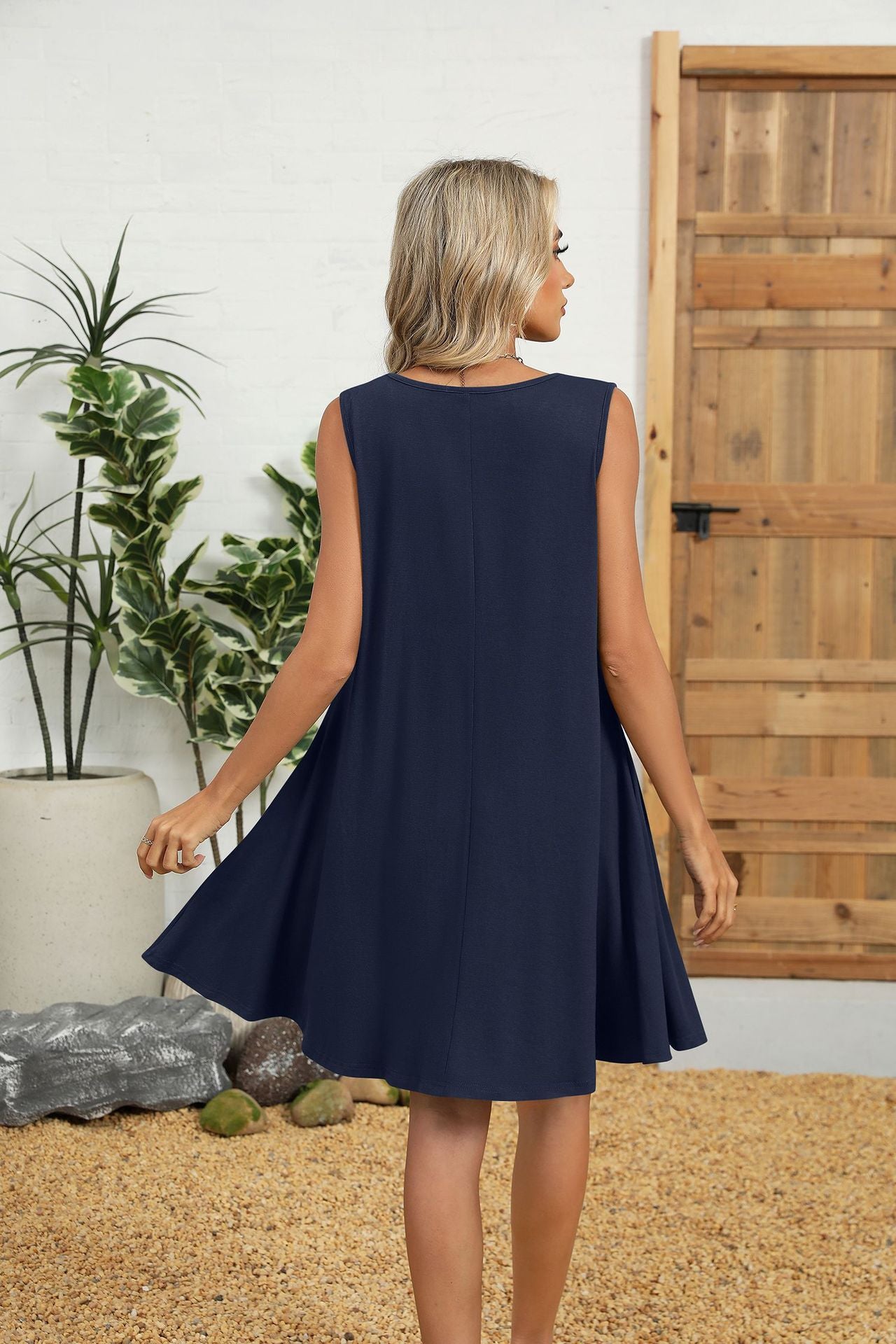 Sleeveless Summer Dress with Keyhole Neck and Pockets