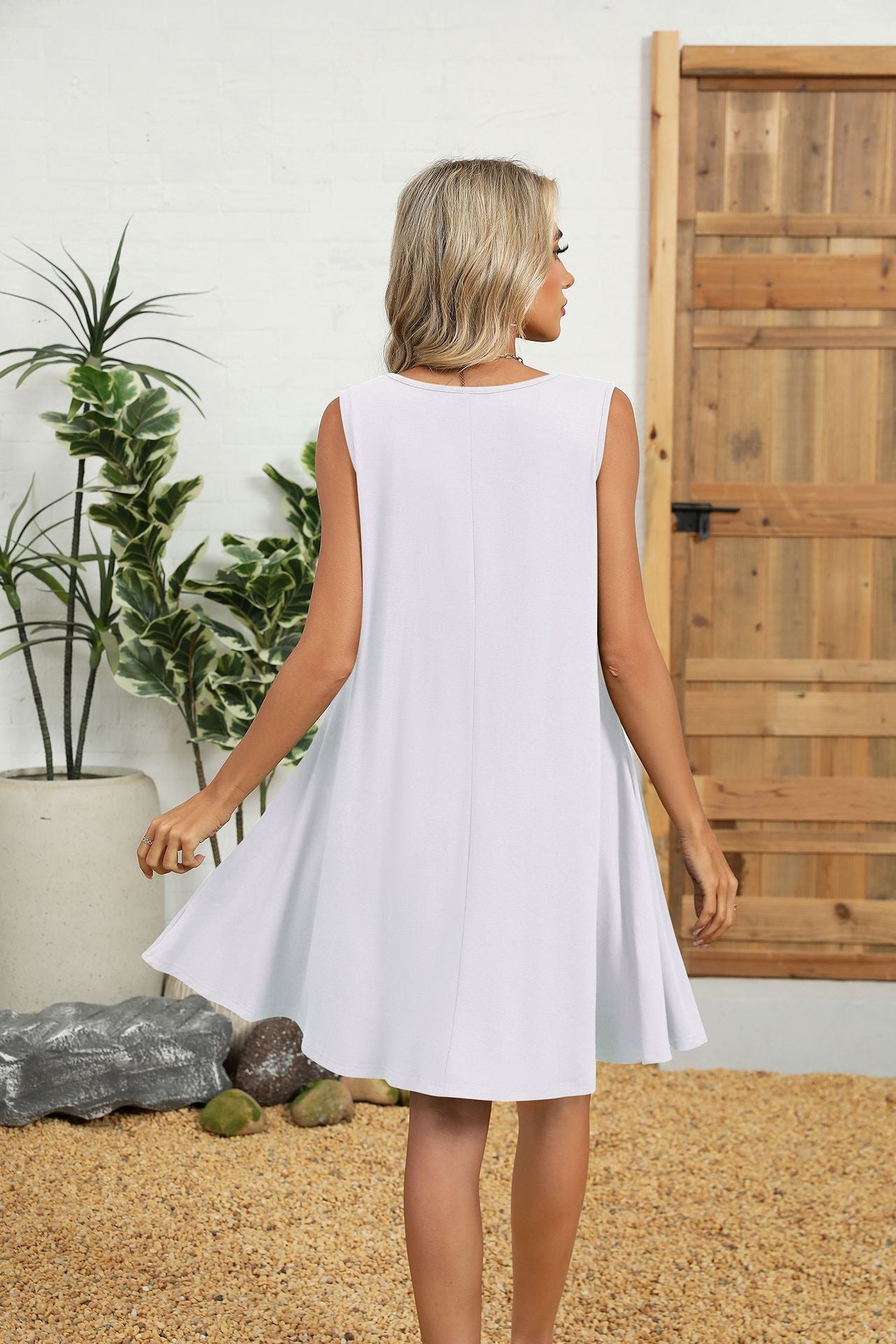 Sleeveless Summer Dress with Keyhole Neck and Pockets