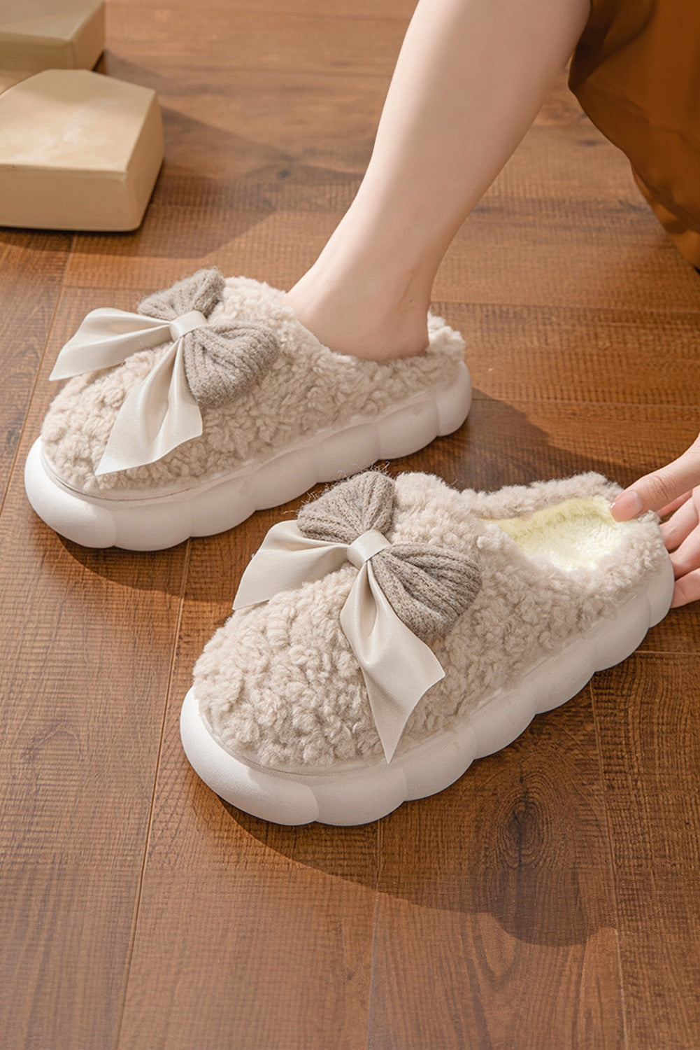 White Contrast Bowknot Applique Plush Winter Slippers (Bow Colors May Differ by Batch)